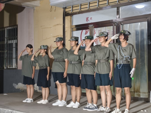 在这样一个特殊的时期，给初中生的父母一些建议如下